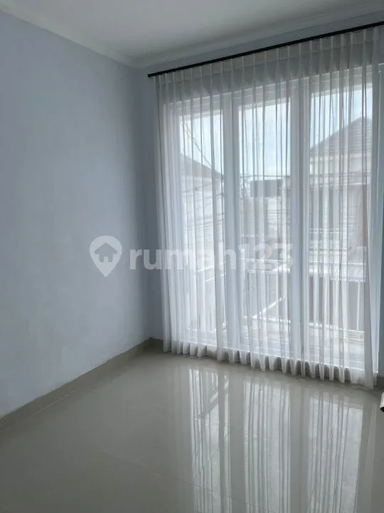 Dikontrakkan Rumah Rumah Baru Jadi, Konsep Minimalis Lt2 di Perumahan Grand Srikandi Mansion Munggu, - Bali in Bali