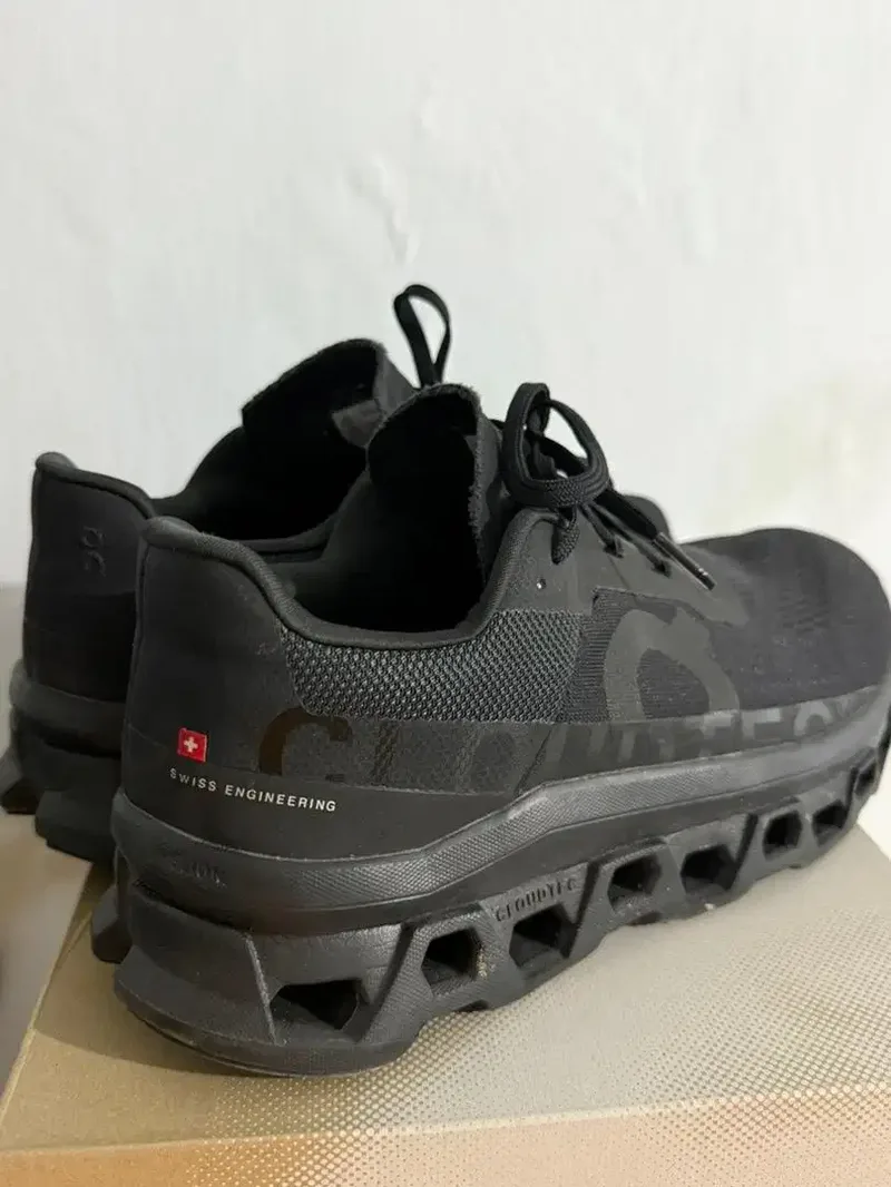 On Cloud Ori Full Black Size 44 - Fashion in Bali