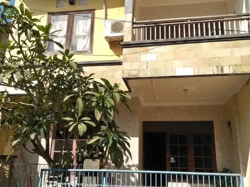 RUMAH LANTAI DUA TAMAN GRIYA FASILITAS GARASI LUAS - Real Estate in Bali