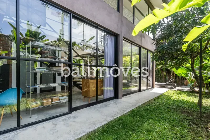 Vila Enam Kamar Tidur Luas Bergaya Industrial di Kemenuh Gianyar - Real Estate in Bali