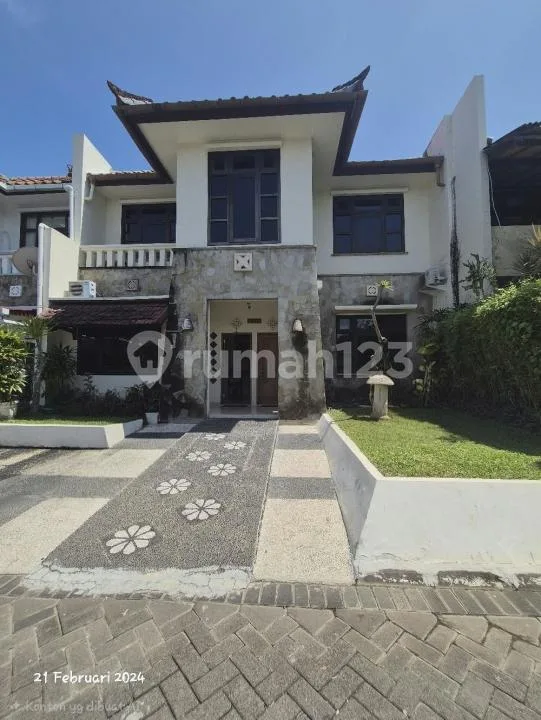 Jual Cepat / Buc - Villa 5 Kamar Tidur di Komplek Villa One Gate, Kubu Anyar, Kuta - Real Estate in Bali