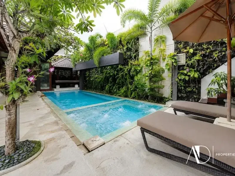 FREEHOLD | MODERN CONTEMPORARY 3-BEDROOM VILLA NEAR SEMINYAK - Real Estate in Bali