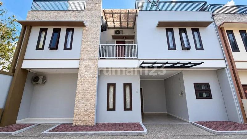 Rumah 2 Lantai Dijual di Jimbaran 5 Kamar Tidur | Lokasi Strategis | Lingkungan Tenang - Real Estate in Bali