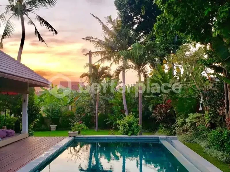 Elegant Family-Friendly 3-Bedroom Villa in Canggu Padonan with En-Suite Bedrooms, Beautiful Pool & Exceptional Garden Setting - Real Estate in Bali