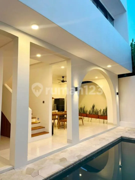 Modern Tropical Mediteranean Style Villa At Cluster Onegate System Area Jalan Batan Kangin , Padonan Canggu Near Batu Bolong Canggu...550 Meters To Raw Gym Bali , 5 Minutes To Bali Social Club , 10 - Real Estate in Bali