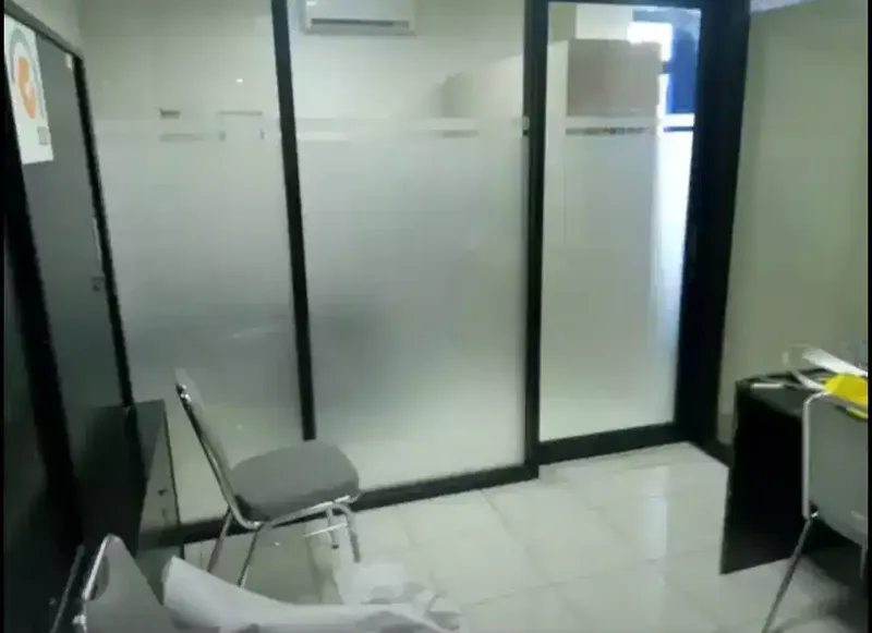 Stiker sanblas dan kaca film diruangkantor menambah kesan ekslusif - Other in Bali