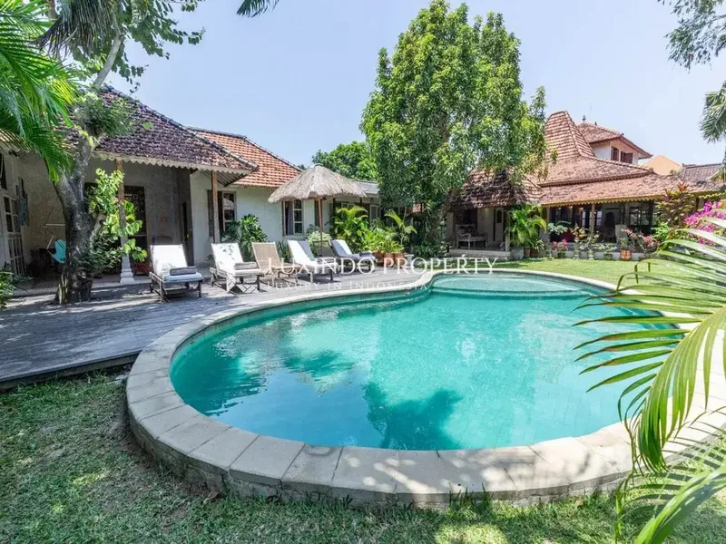 DISEWAKAN TAHUNAN VILLA DENGAN 5 KAMAR TIDUR DI KEROBOKAN - Real Estate in Bali