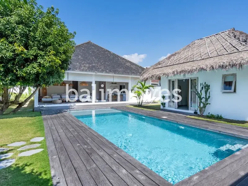 Villa yang Menawan dengan Tiga Kamar Tidur yang Luas di Sanur - Bali in Bali