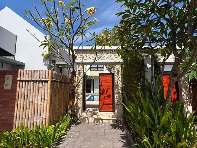 THREE-BEDROOMS VILLA FOR YEARLY RENT SANUR. BEACHSIDE - Real Estate in Bali