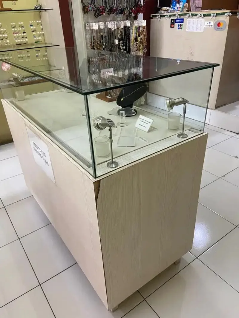 Jual Cepat Meja display perhiasan kondisi bekas - Home & Garden in Bali