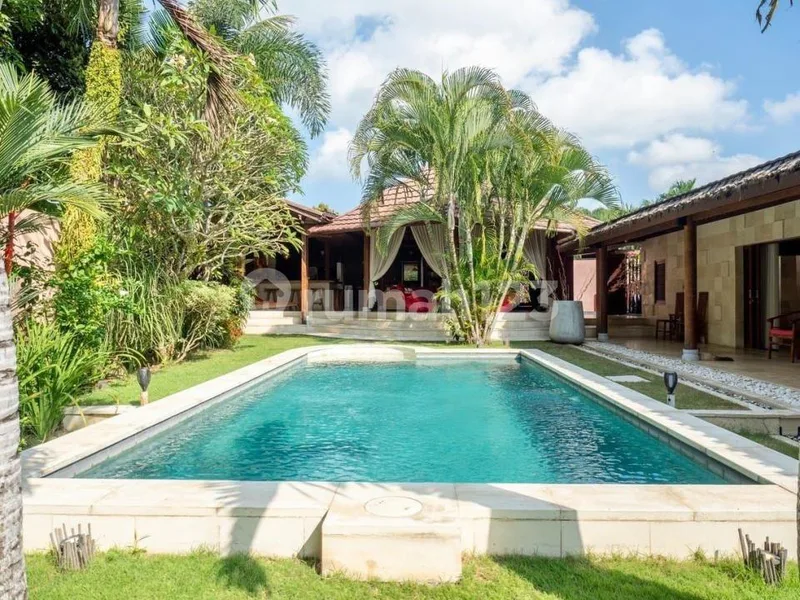 Luxury Tropical Villa 3 Br + Pavilion Kayu 1 Br, 3 KM ke Pantai Nyanyi - Real Estate in Bali