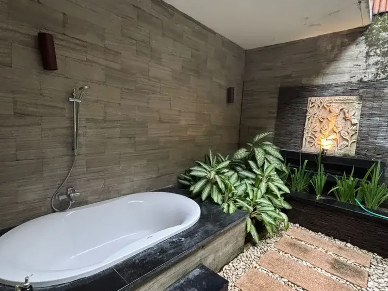 VILLA DIJUAL DI LOKASI PREMIUM DEKAT SEMINYAK - Real Estate in Bali