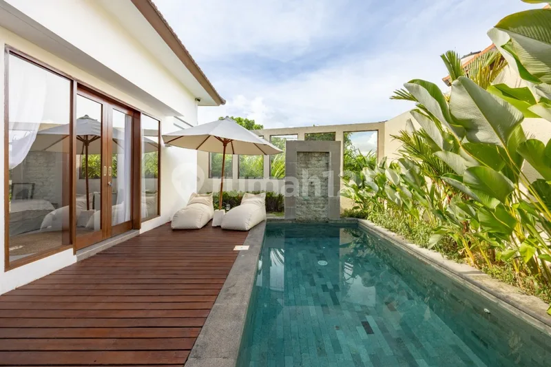 villa with open living room, 2 bedrooms, and a private pool - Real Estate in Bali