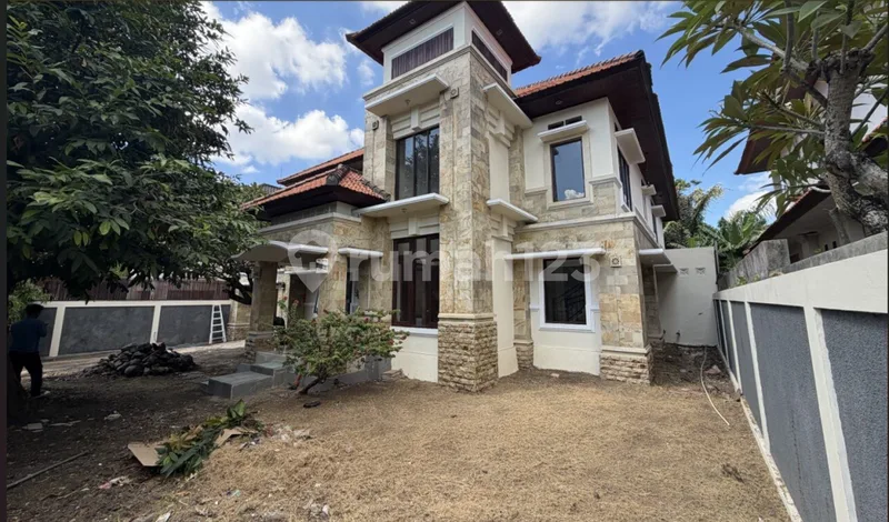 Jual Rumah Baru Direnovasi di Kerobokan Kelod, Bali. Akses Mudah ke Seminyak, Canggu, dan Denpasar - Real Estate in Bali