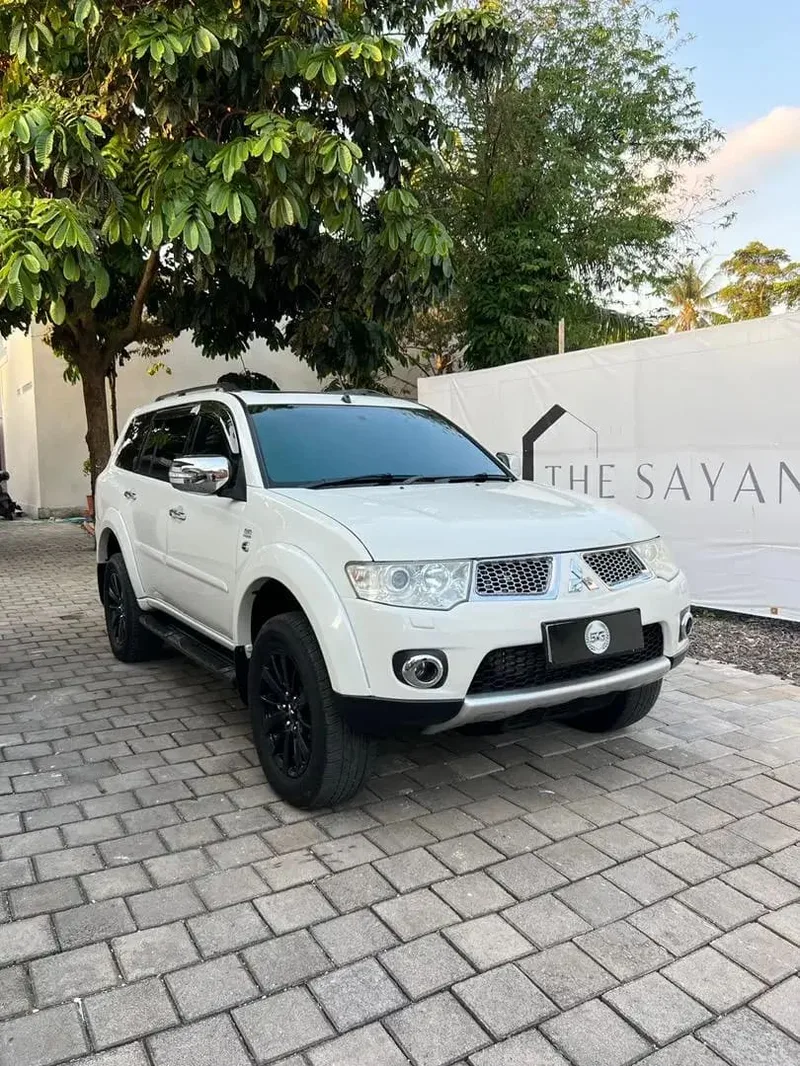 MITSUBISHI PAJERO SPORT DAKAR 4x4 2014 PMK DIESEL AT PUTIH - Vehicles in Bali