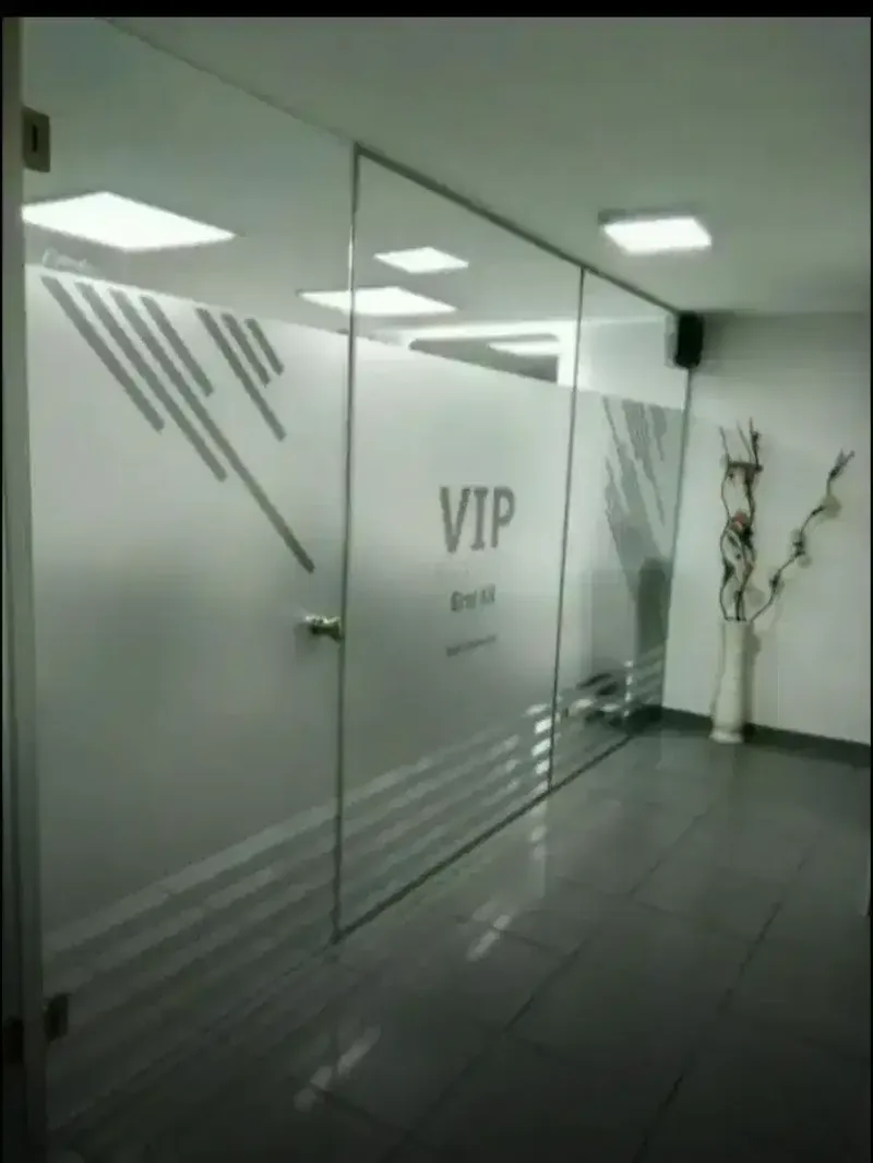 Stiker sanblaskaca film sebagai dekorasi kaca artistik gedung kantor - Other in Bali
