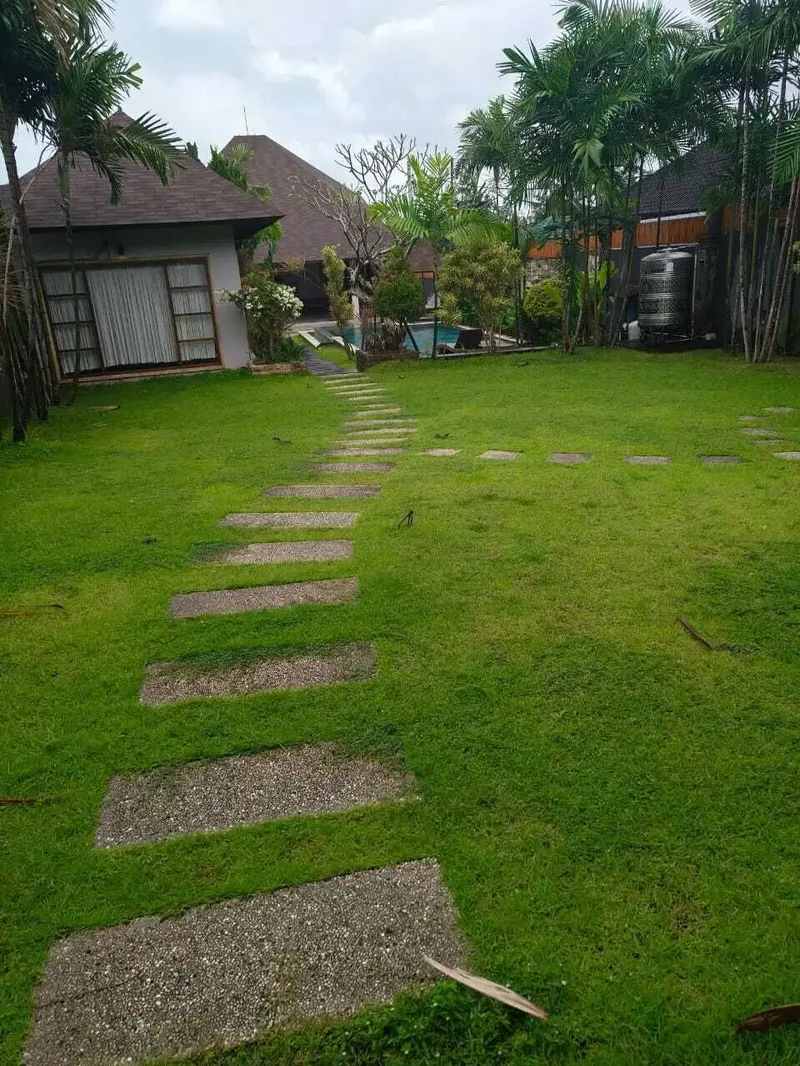 FOR RENT VILLA 3BR FURNIHED BIG GARDEN BIG POOL LOCATION UMALAS - Real Estate in Bali