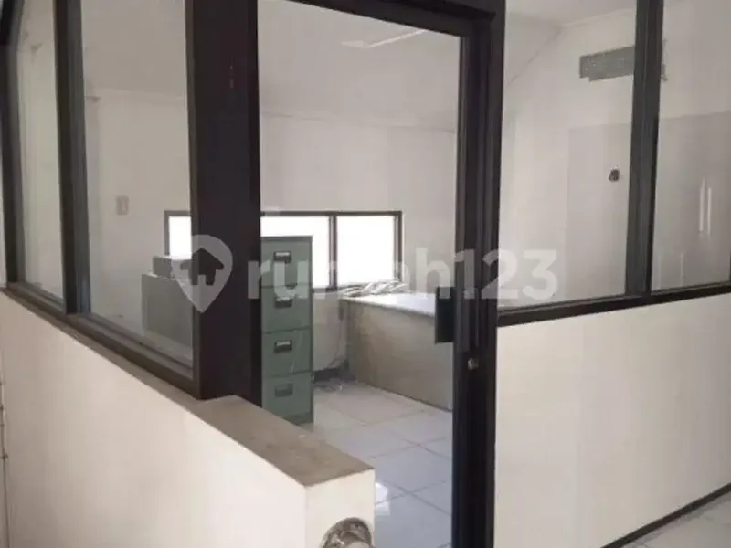 2 Gedung Kantor Siap Pakai Bypass Ngurah Rai Sanur, Lt10are Lb1.392m², HGB S/D 2047, Rp 35 Miliar - Real Estate in Bali