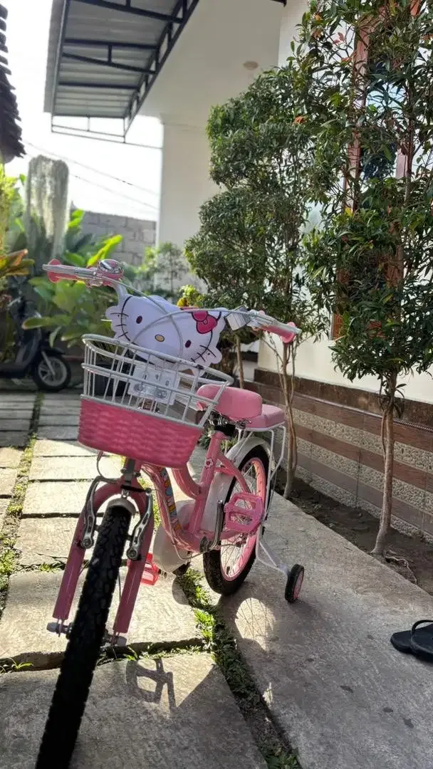 Sepeda Anak Perempuan Pink Hello Kitty Lengkap Roda Bantu - Vehicles in Bali