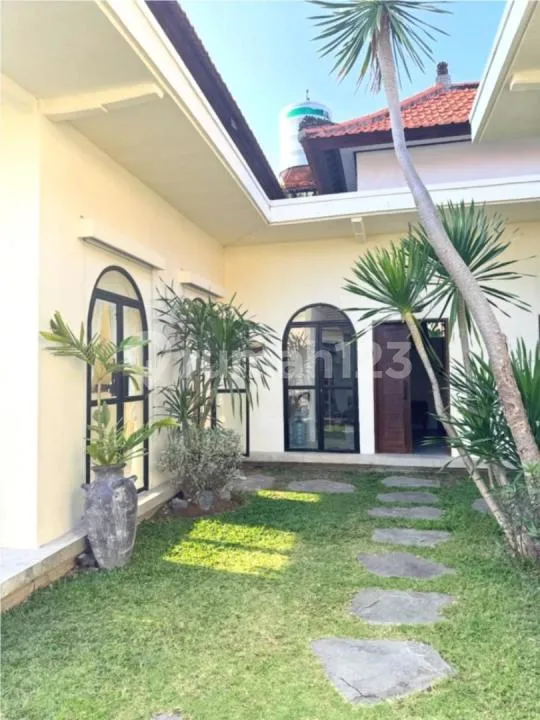 Villa Kamar Tidur 3 Ada Private Pool Fully Furnished Dekat Raya Canggu di Umalas - Bali in Bali