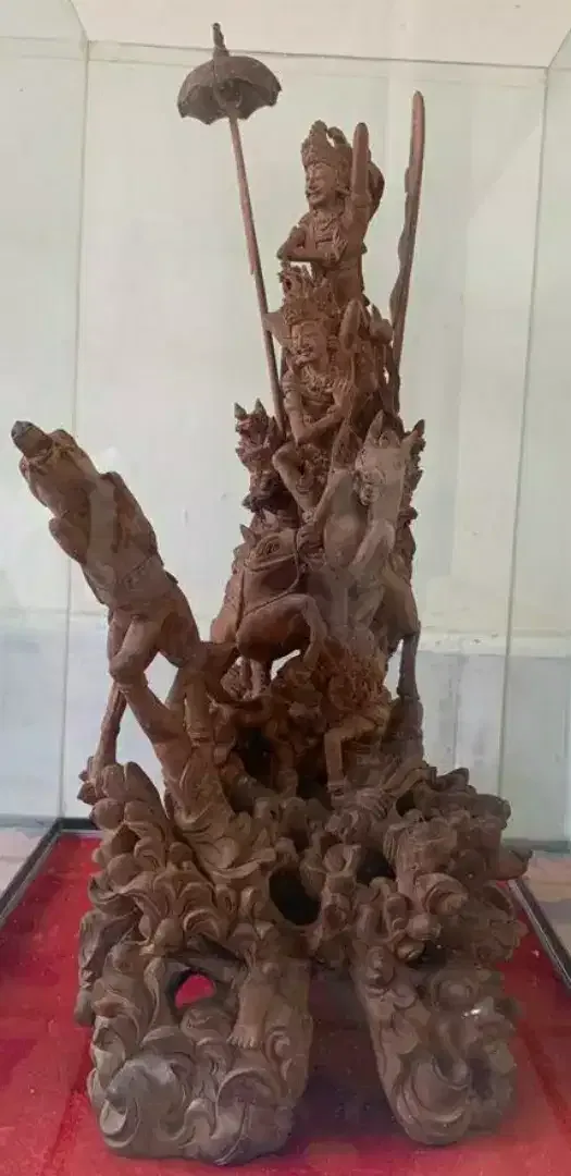 Patung dari kayu cendana - Bali in Bali