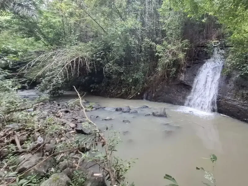 Tanah luasan kecil dekat pantai los sungai berisi air terjun view laut - Bali in Bali