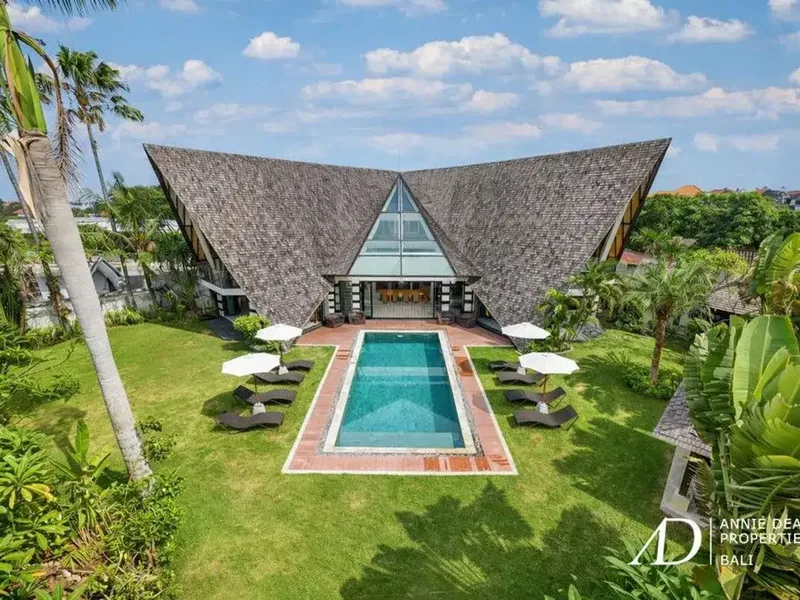 FREEHOLD 4-BEDROOM VILLA WITH UNIQUE ARCHITECTURE IN PADONAN - Real Estate in Bali