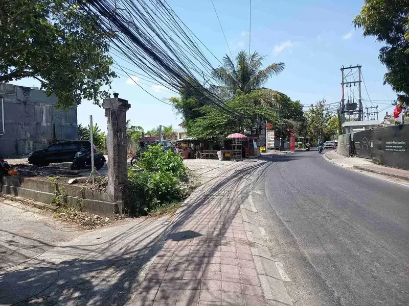 DIJUAL TANAH LUAS 9 ARE DI JALAN RAYA BATUBELIG SEMINYAK KUTA BADUNG - Bali in Bali