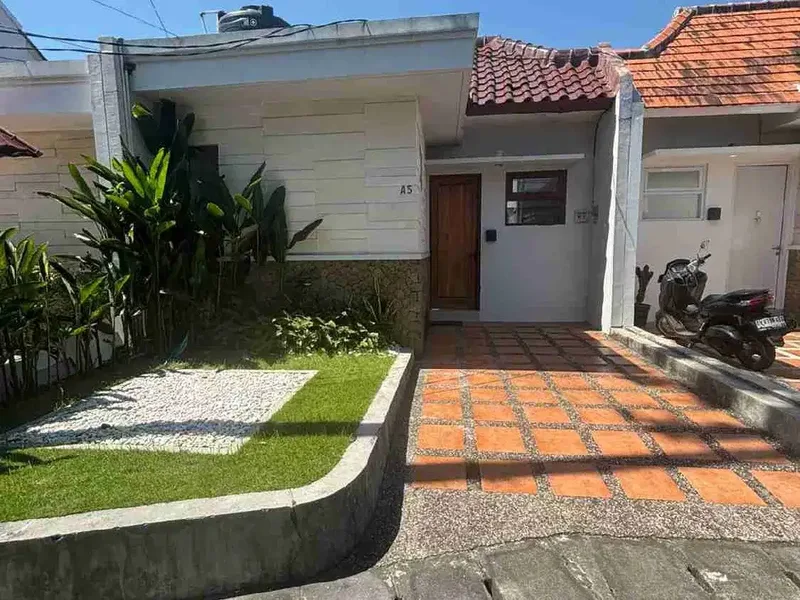 Di jual villa minimalis yang terletak di kawasan komplek villa Kerobokan - Bali in Bali
