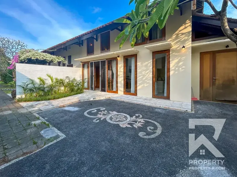 Villa Kontemporer Menghadap Taman di Pusat Sanur – Sewa Tahunan - Real Estate in Bali