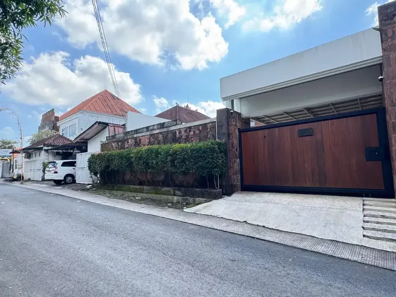 Dijual - Villa Bergaya Modern di Kerobokan Kelod, Furnished, Dekat Dari Daerah Seminyak dan Canggu - Bali in Bali