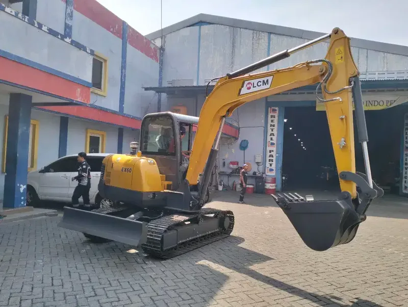 Jual Mini Excavator 6 Ton Engine Yanmar Pompa Doosan Merk LCM - Other in Bali