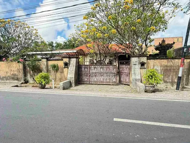 Tanah isi Bangunan Rumah di Pondok Indah Dekat Gatsu Barat Buluh Indah Cargo Mahendradatta - Real Estate in Bali