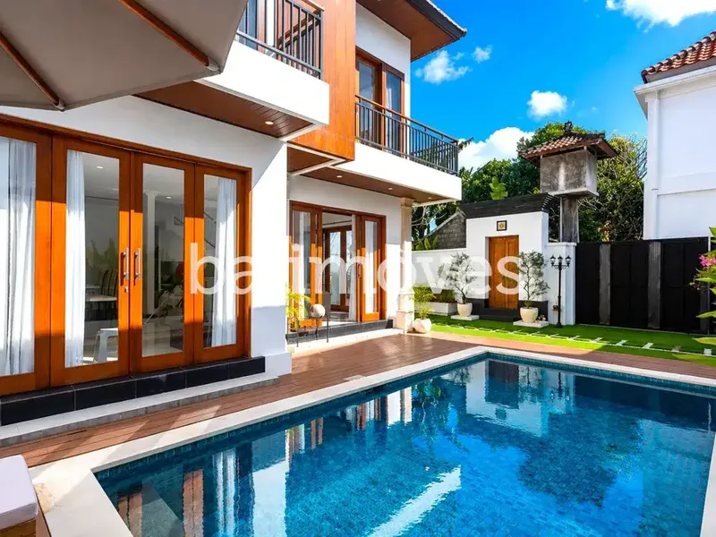 Vila Dua Lantai yang Indah dengan Dua Kamar Tidur di Area Pantai Sanur - Real Estate in Bali