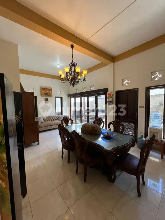 Rumah 2 Lantai dengan 6 Kamar Tidur Berlokasi Strategis - Bali in Bali