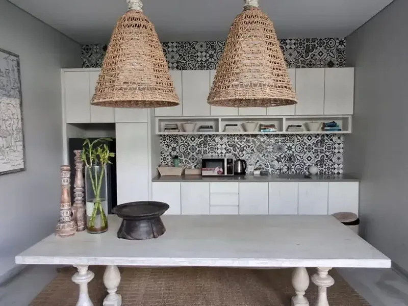 Vila 4 Kamar Tidur + Kantor Dijual, di Seminyak - Real Estate in Bali