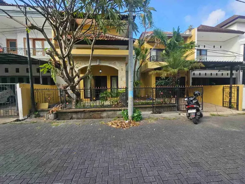 Rumah jalan raya puputan Renon bali - Real Estate in Bali