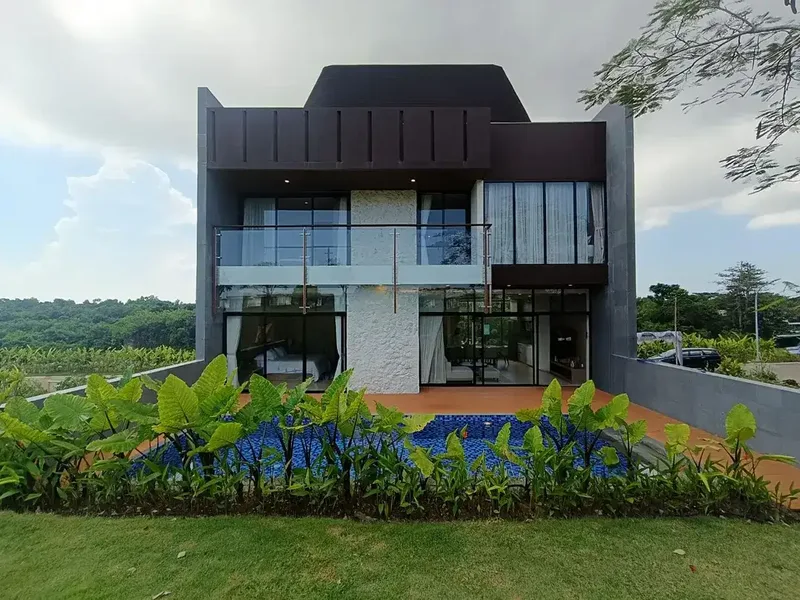 Hanya Satu Satunya di Bali! Vila Mewah Tepat di Tepi Lapangan New Kuta Golf dan Lake View! - Real Estate in Bali