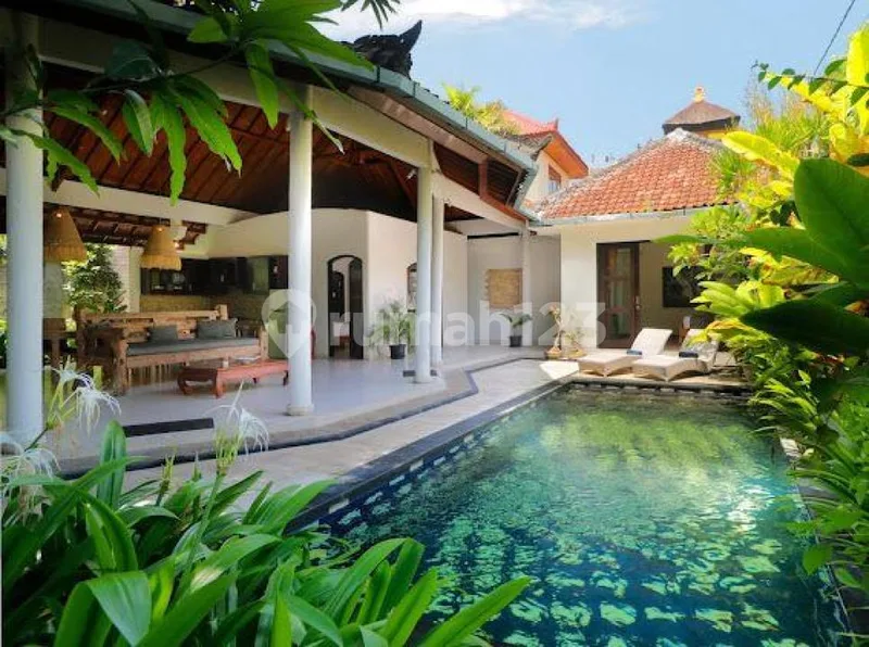 Villa di Pusat Area Seminyak Hanya 5 Menit ke Pantai Legian - Real Estate in Bali