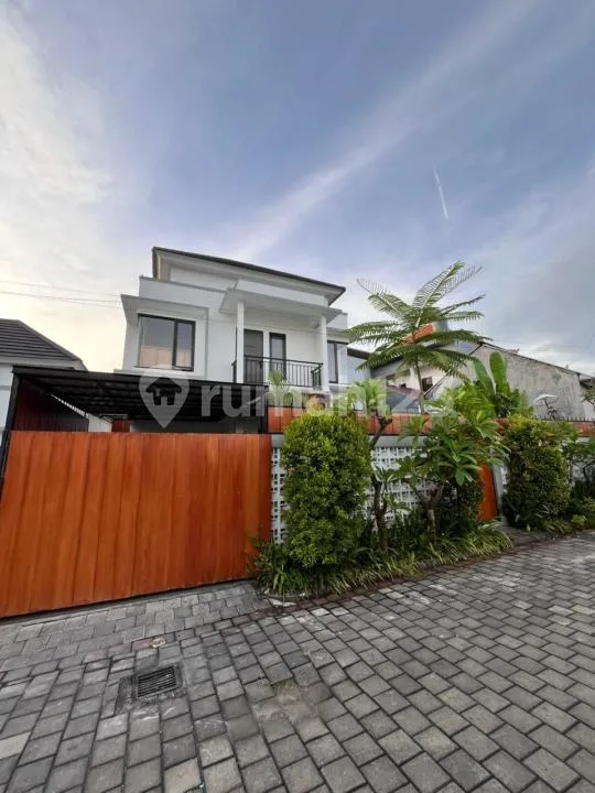 Rumah 2 Lantai Lingkungan Nyaman di Mumbul Nusa Dua Dekat Tol - Real Estate in Bali