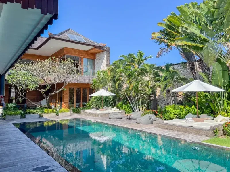PRIVATE LUXURY VILLA IN SEMINYAK JUST 300 METERS WALKING DISTANCE TO THE BEACH - Bali in Bali