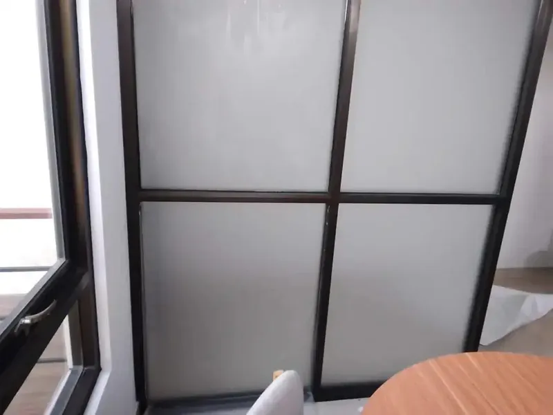 Mengganti stiker sanblas kaca film yg lama dgn yang baru untuk kantor - Home & Garden in Bali