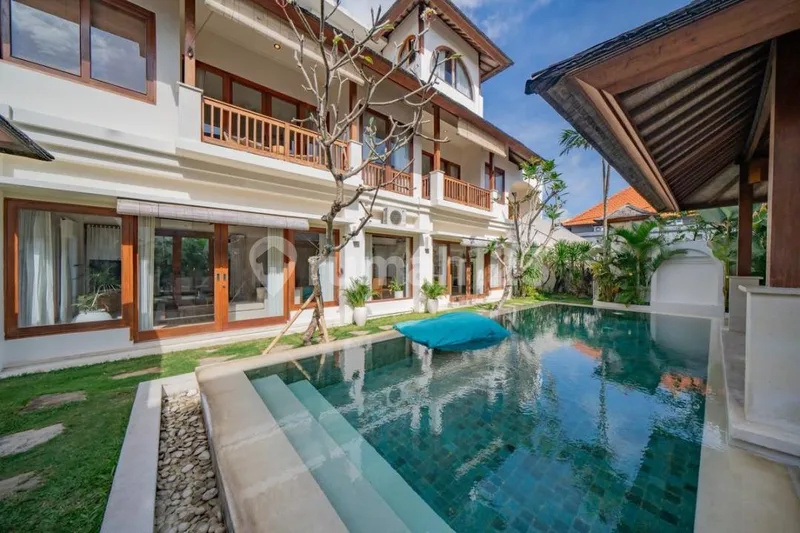 Hak Milik Villa Tropis Premium - Jalan Kaki ke Berawa Beach - Bali in Bali