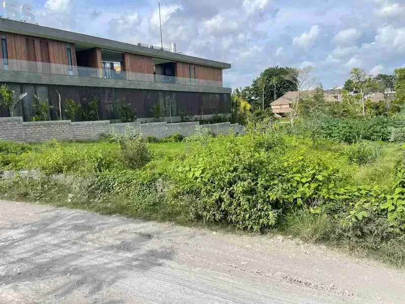 Di jual tanah sangat langka ke pantai hanya 4 menit lingkungan villa mewah lingkungan bersih sangat cocok untuk di bangun villa - Real Estate in Bali
