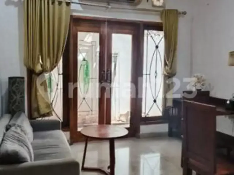 Rumah 2 Lantai 4Kt Dekat Pantai Berawa, Semi Furnished, Rp 140 Juta/Tahun - Real Estate in Bali