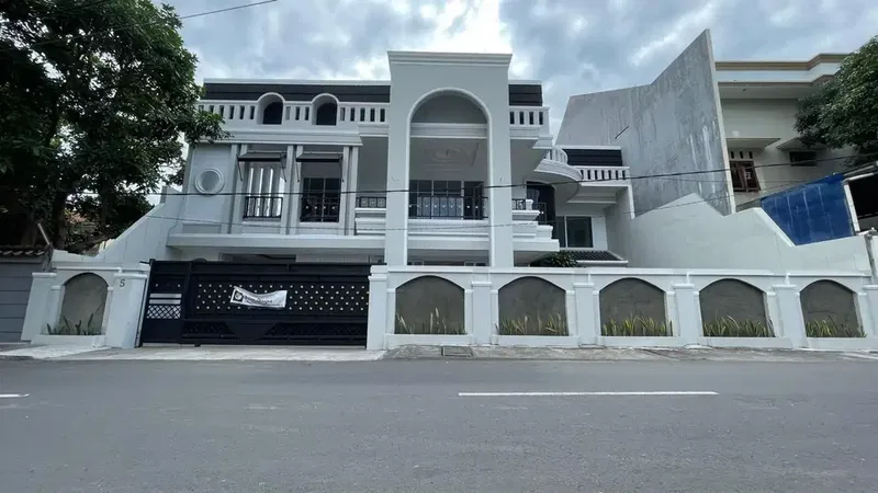 Dijual Rumah Dengan 6 Kamar Tidur Style Simple Classic Area Denpasar - Real Estate in Bali