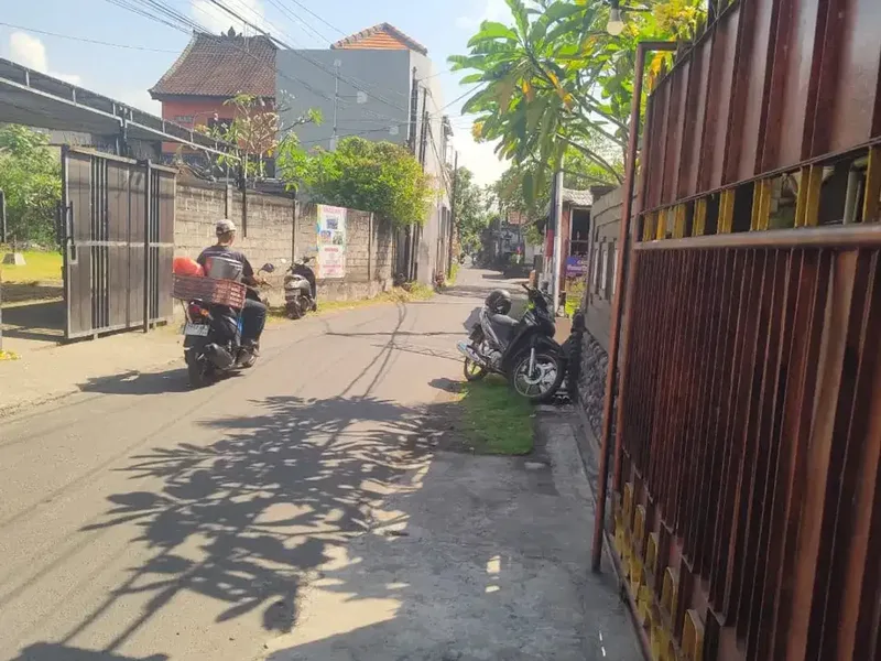 JUAL TANAH BONUS RUMAH TUA SESETAN - Real Estate in Bali