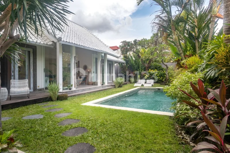 2 Bedrooms Villa In Kerobokan With Spacious Garden - Real Estate in Bali