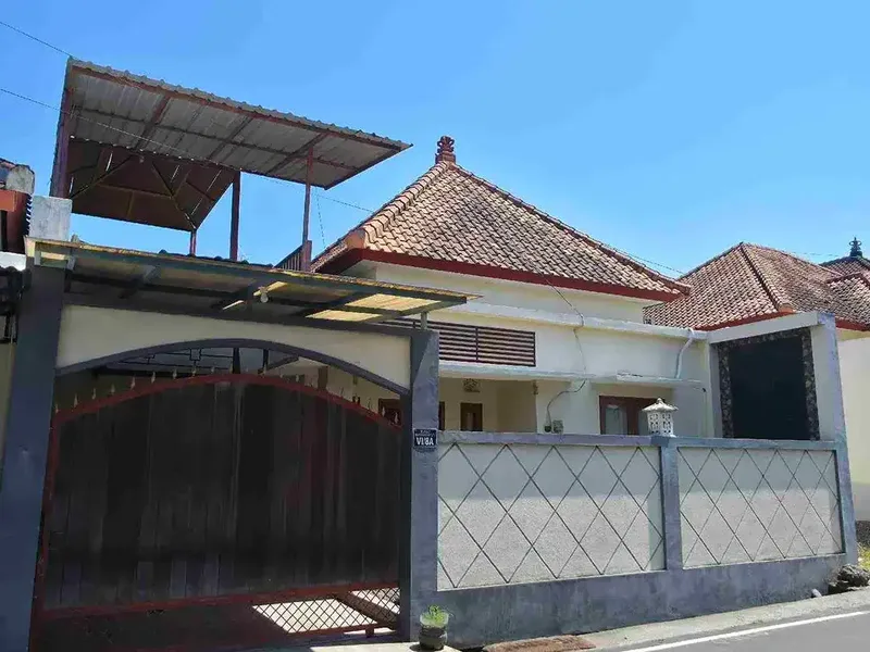 RUMAH 2 KAMAR, LINGKUNGAN TENANG, DEKAT JALAN RAYA DAN KAMPUS IDB RENON - Bali in Bali