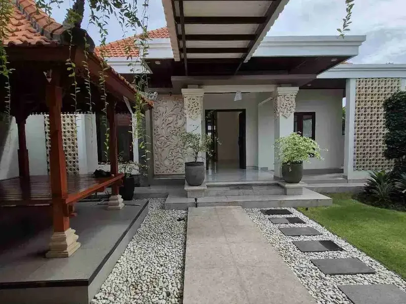 VILLA BARU DI KAWASAN ELITE RENON BEBAS BANJIR - Real Estate in Bali